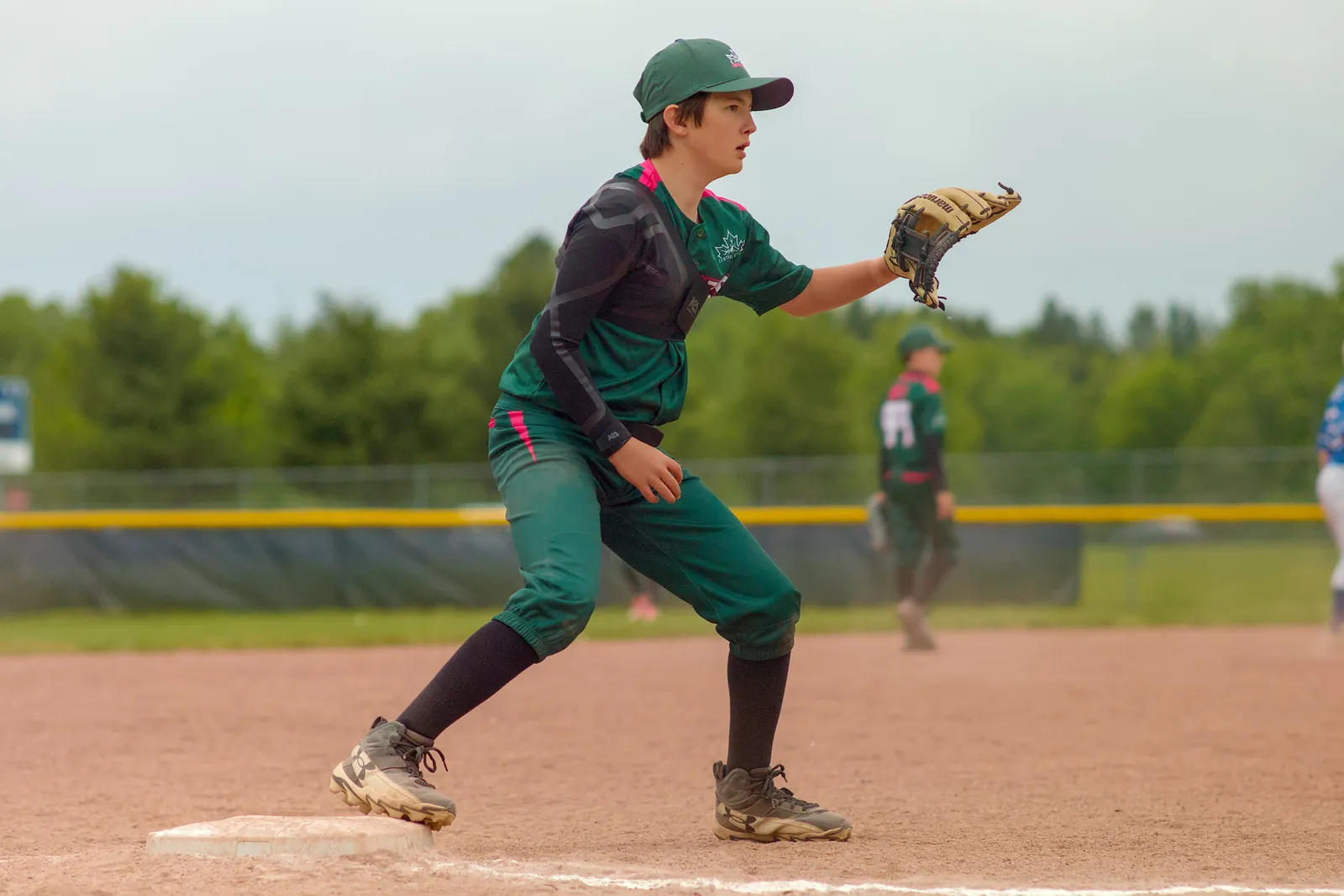 A Rizzlers first baseman reaches for a throw