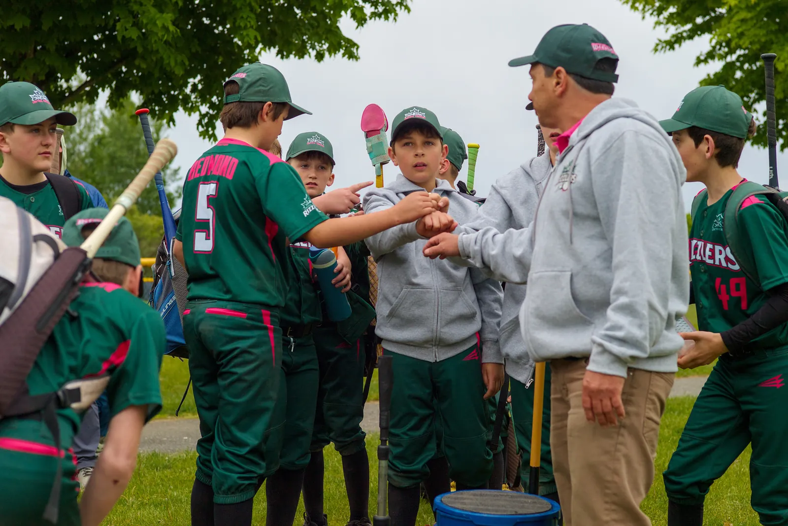 Rizzlers players fist-bumping a coach