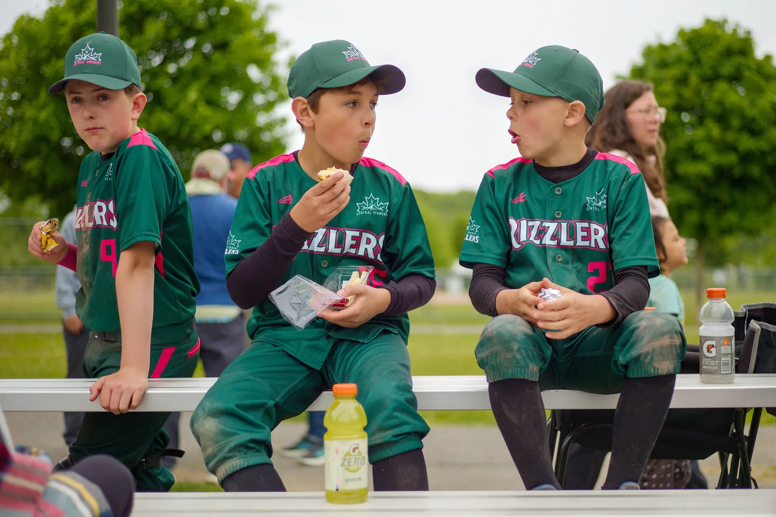 Rizzlers players having a snack on the bench