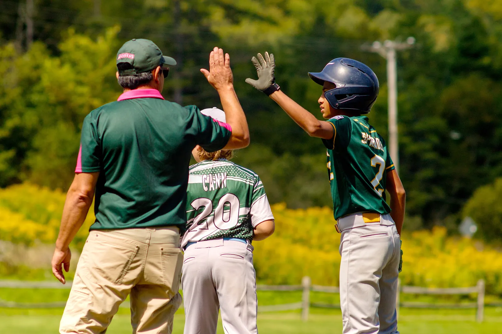 A Rizzlers coach high-fives a player
